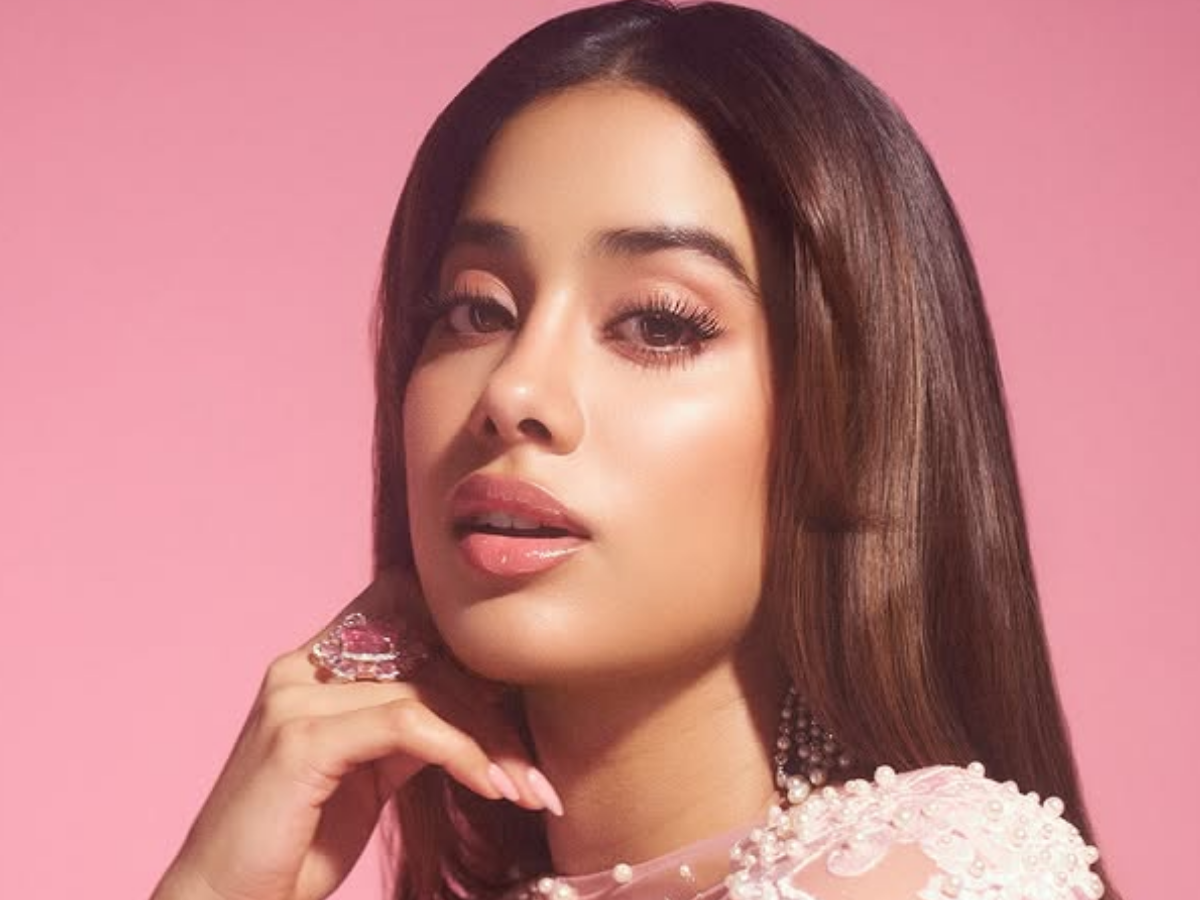 किसी परी से कम नहीं लग रही ‘तुलसी कुमारी’, Janhvi Kapoor ने देसी अवतार में फैन्स को किया घायल, देखें तस्वीरें - Gallery Image