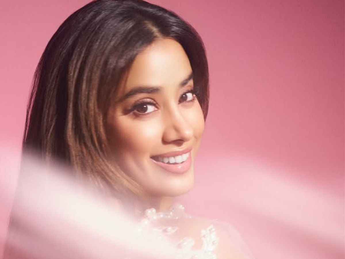 किसी परी से कम नहीं लग रही ‘तुलसी कुमारी’, Janhvi Kapoor ने देसी अवतार में फैन्स को किया घायल, देखें तस्वीरें - Gallery Image