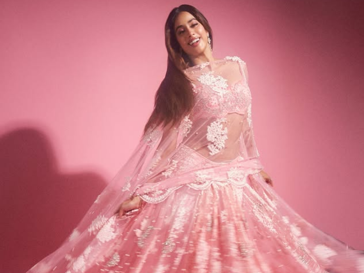 किसी परी से कम नहीं लग रही ‘तुलसी कुमारी’, Janhvi Kapoor ने देसी अवतार में फैन्स को किया घायल, देखें तस्वीरें - Gallery Image