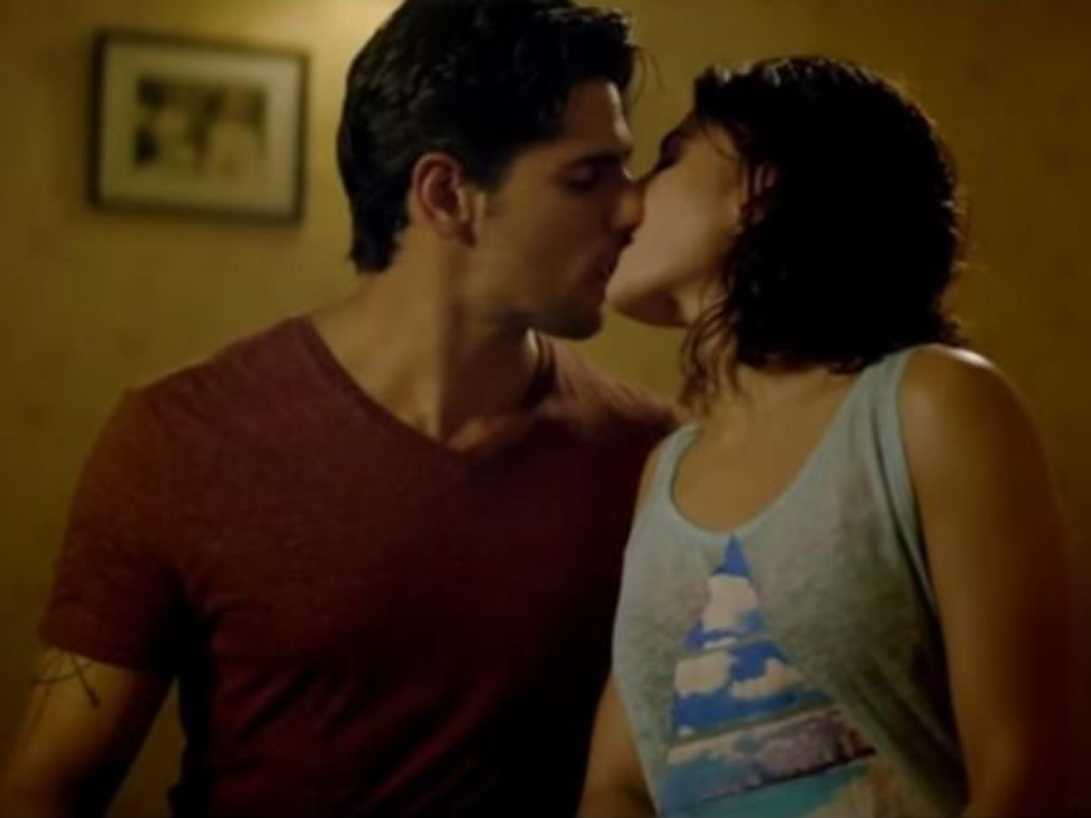 किसी ने काटे होंठ तो किसी को…Kissing Scene करते वक्त बेकाबू हो गए ये सितारे, पार हो गई थी सारी हदें - Gallery Image