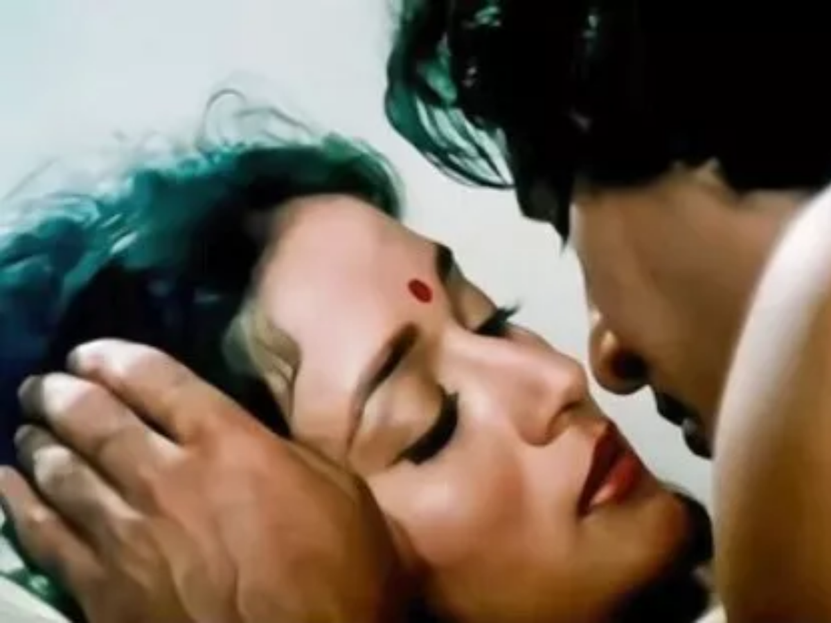 किसी ने काटे होंठ तो किसी को…Kissing Scene करते वक्त बेकाबू हो गए ये सितारे, पार हो गई थी सारी हदें - Gallery Image