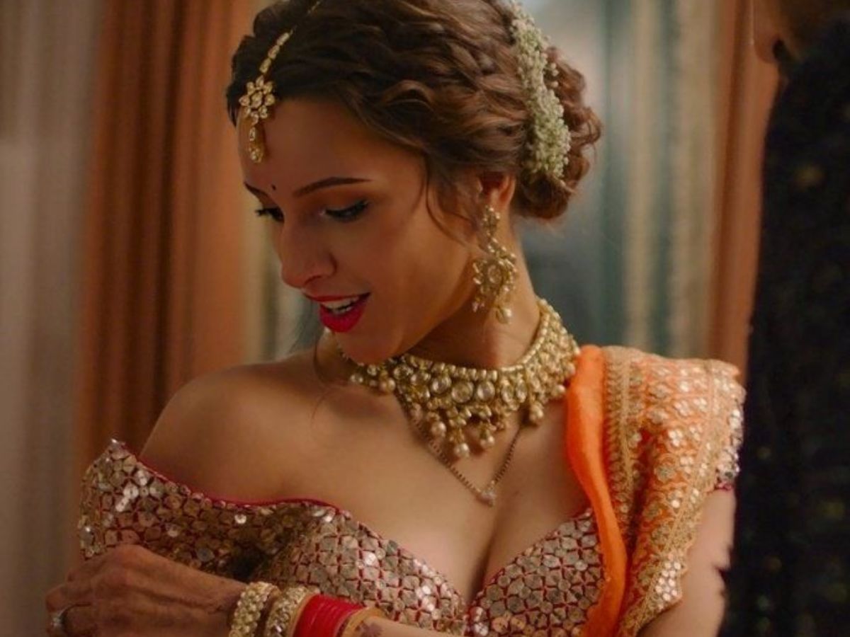 तृप्ति के ब्लाउज का गिरा हुआ स्ट्रैप  दे रहा सेक्सी लुक - Photo Gallery