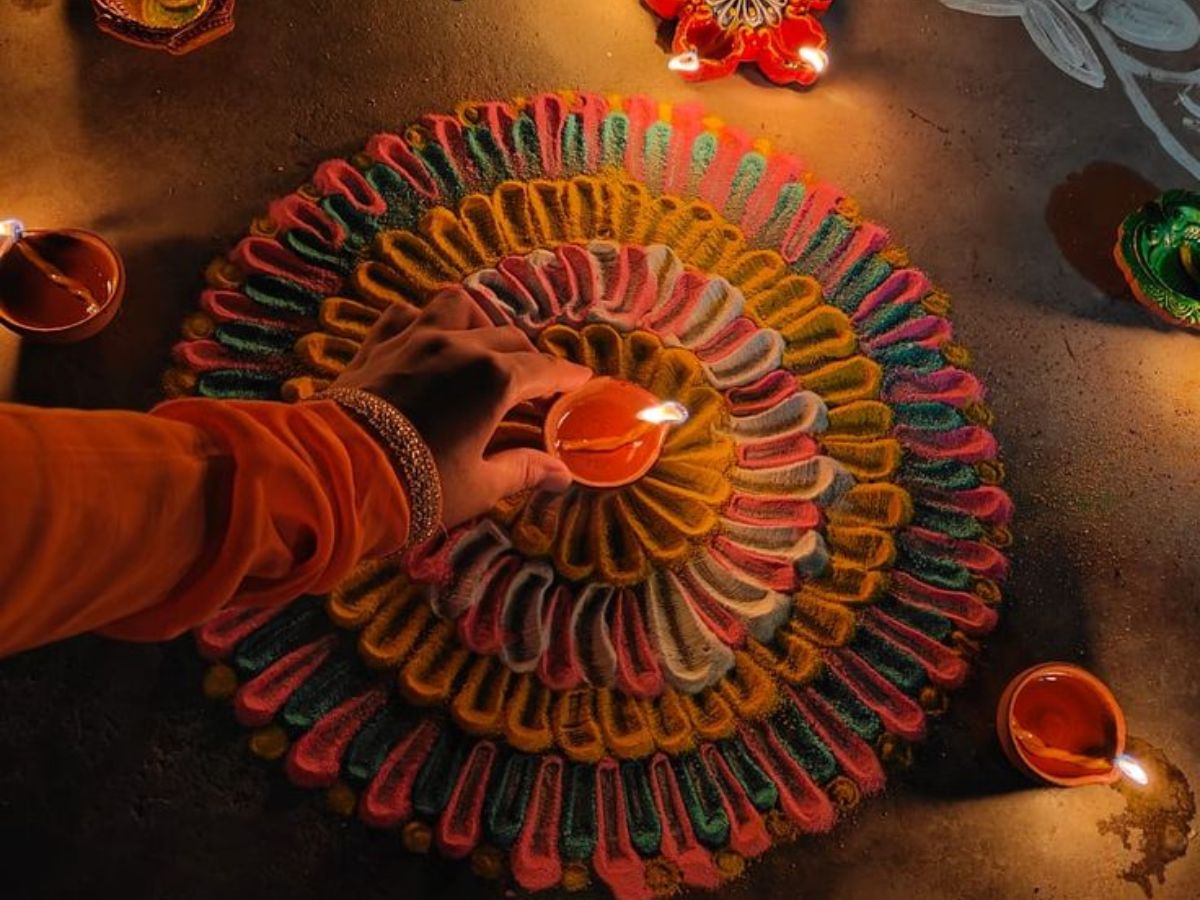 Diwali Tips 2025 : दीवाली के दिन घर के इस स्थान पर जरुर बनाएं रंगोली, धन धान्य में होगी बढ़ोतरी और परिवार करेगा उन्नति
