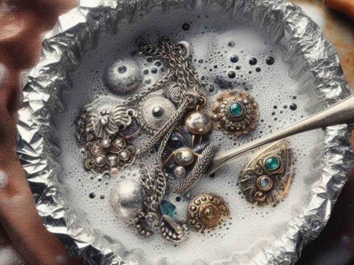 How to Clean Silver At home: इस दिवाली इन आसान तरीकों से घर बैठे दीपो जैसे चमकाएँ अपने चाँदी के बर्तन वो भी सिर्फ 10 रुपए में