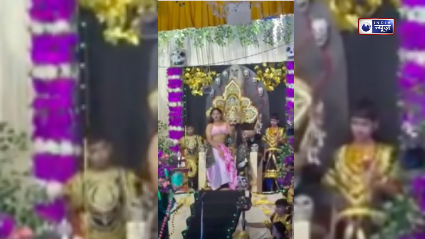 Ravan Dahan dance video: ‘आज की रात मज़ा….’ स्टेज पर टूट गई मर्यादा, वीडियो देख लोग बोले- बेशर्मी की हद है