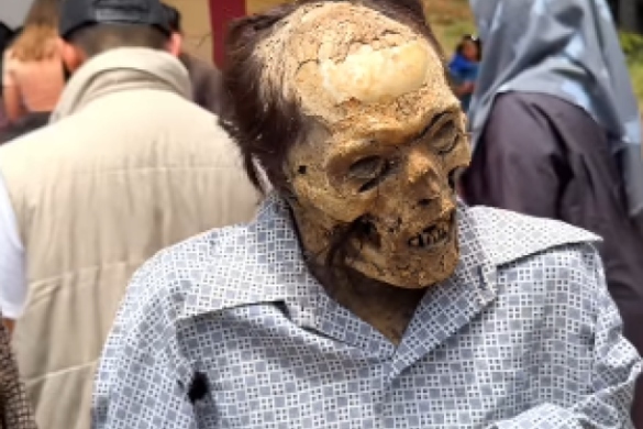 इस देश में लोग क्यों कब्र से निकालकर सजाते हैं शव को?