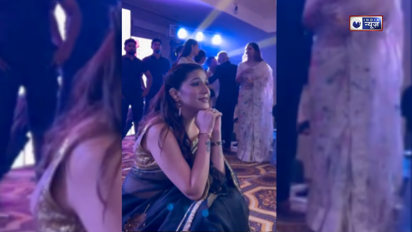 Sapna Choudhary: साड़ी पहन सपना चौधरी ने दिखाए लटके-झटके, बैठकर किया ऐसा स्टेप; उमड़ी भीड़ ने लिए पूरे मजे!