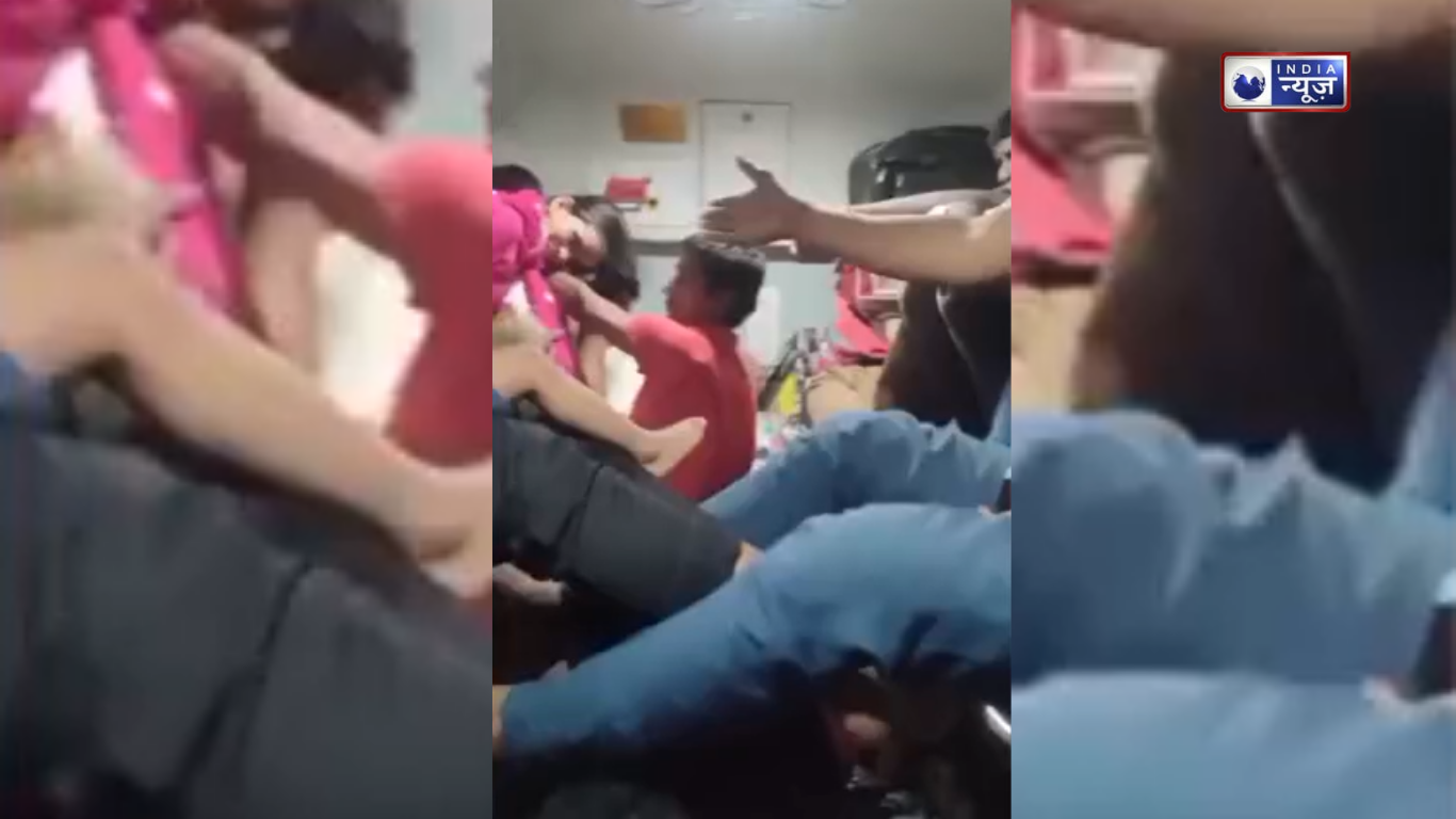 Train Viral Video Clip: छठ पर दिल्ली से बिहार जा रही ट्रेन में सीट को लेकर हुआ झोटा-झोटी…