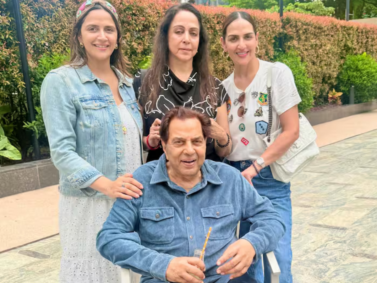 Hema Malini shared the entire family photo - Photo Gallery