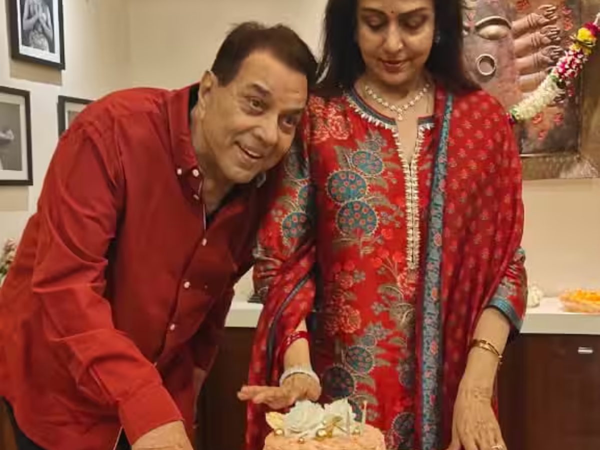 Hema Malini shares special moments with Dharmendra - Photo Gallery