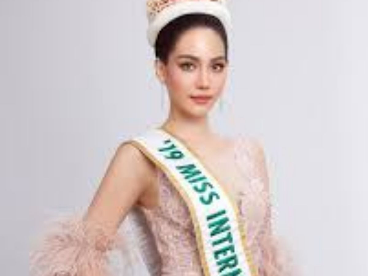 Miss International 2025: कैटालिना ड्यूक बनी मिस इंटरनेशनल 2025! भारत की रूश सिंधू ने भी रचा इतिहास, जानिए पिछली इन 10 ब्यूटी क्वीन के भी बारें में - Gallery Image