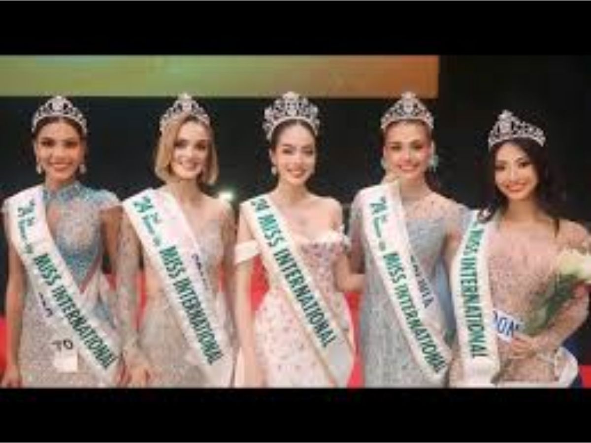 Miss International 2025: कैटालिना ड्यूक बनी मिस इंटरनेशनल 2025! भारत की रूश सिंधू ने भी रचा इतिहास, जानिए पिछली इन 10 ब्यूटी क्वीन के भी बारें में - Gallery Image