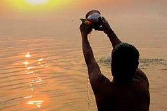 रविवार के दिन सूर्य देव को जल देते हुए पढ़ें ये मंत्र, चमक जाएगा भाग्य