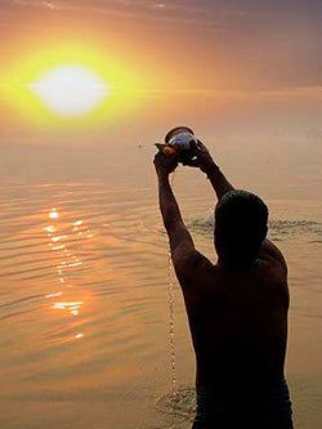 रविवार के दिन सूर्य देव को जल देते हुए पढ़ें ये मंत्र, चमक जाएगा भाग्य