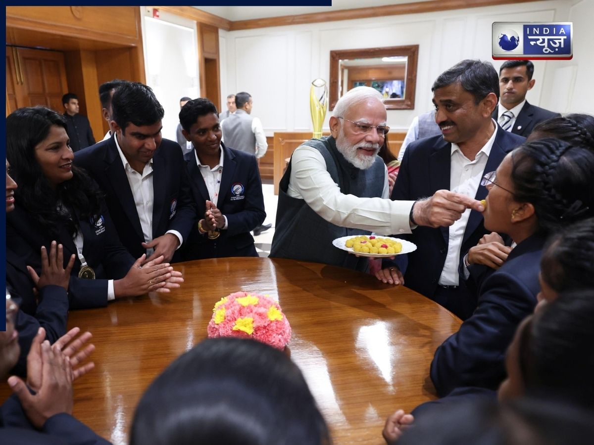 PM Modi ने भारतीय विमेंस ब्लाइंड क्रिकेट टीम से की मुलाकात, लड्डू खिलाकर दी बधाई, देखें फोटो
