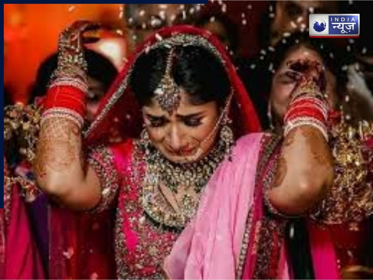 हिंदू शादियों में दूल्हन विदाई पर चावल क्यों फेंकती है? जानिए इसके पीछे छुपा धार्मिक कारण