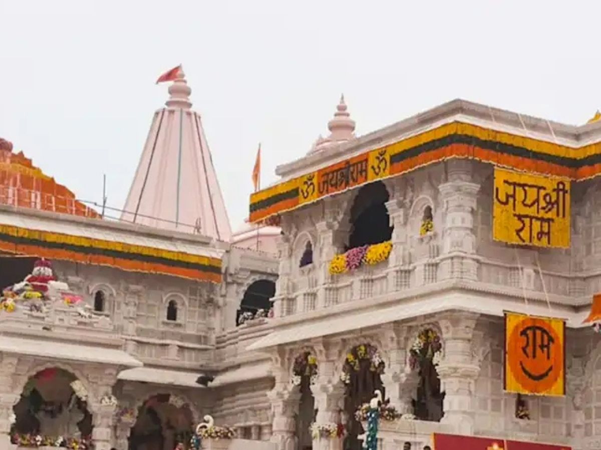 मंदिर के शिखर पर क्यों फहराई जाती है धर्म ध्वजा! जानिए हिंदू धर्म में क्या है इस परंपरा का महत्व