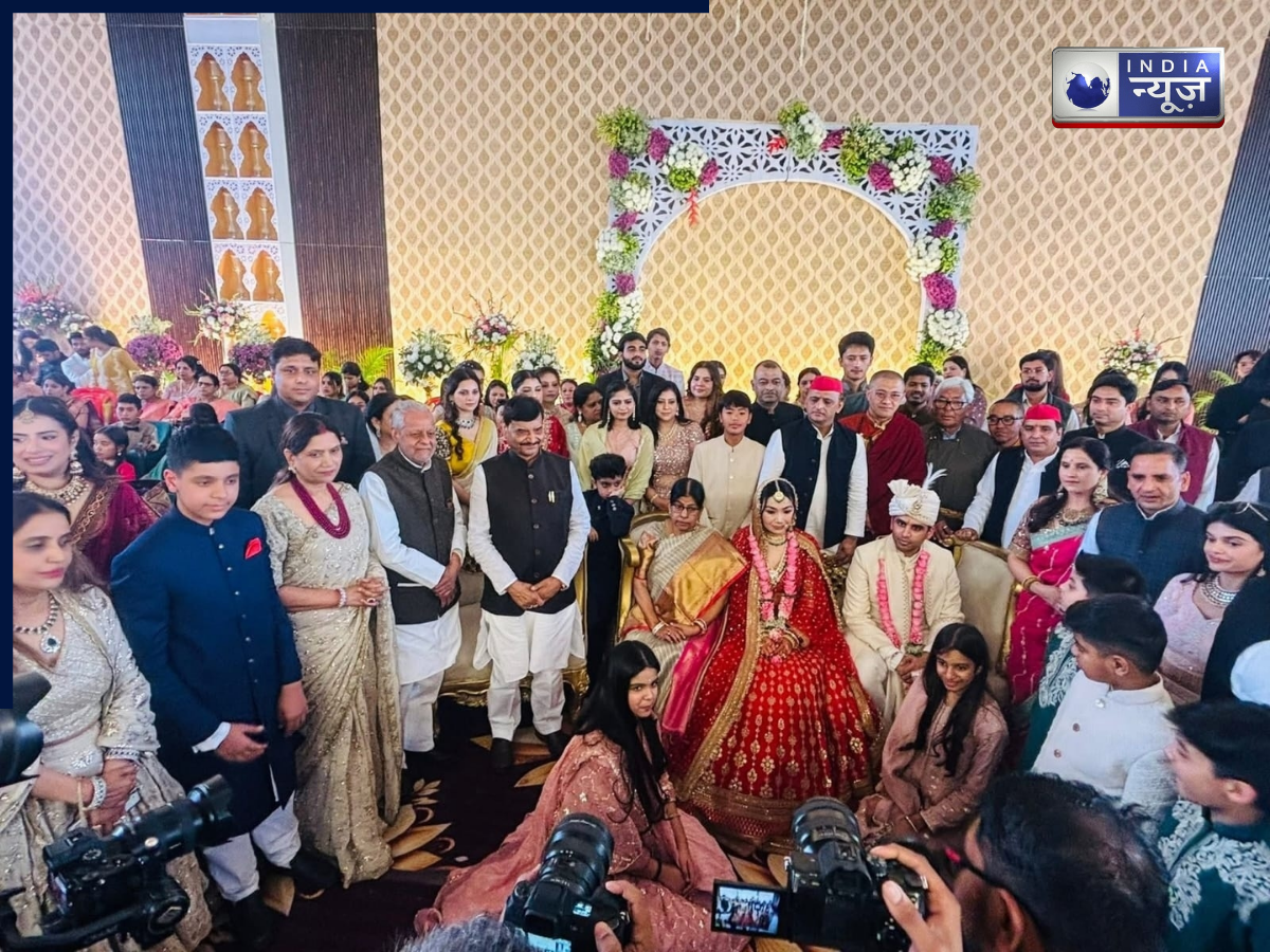 Dimple Yadav Dance: अखिलेश यादव के चचेरे भाई आर्यन की शादी में बारातियों संग थिरकीं डिंपल, पहुंची पूरी फैमिली, देखें- VIDEO