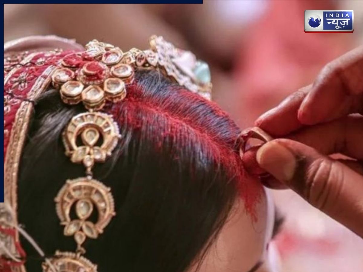 Hindu Wedding Ritual: आखिर क्यों दुल्हन की मांग में अंगूठी से भरा जाता है सिंदूर? जानें धार्मिक मान्यता