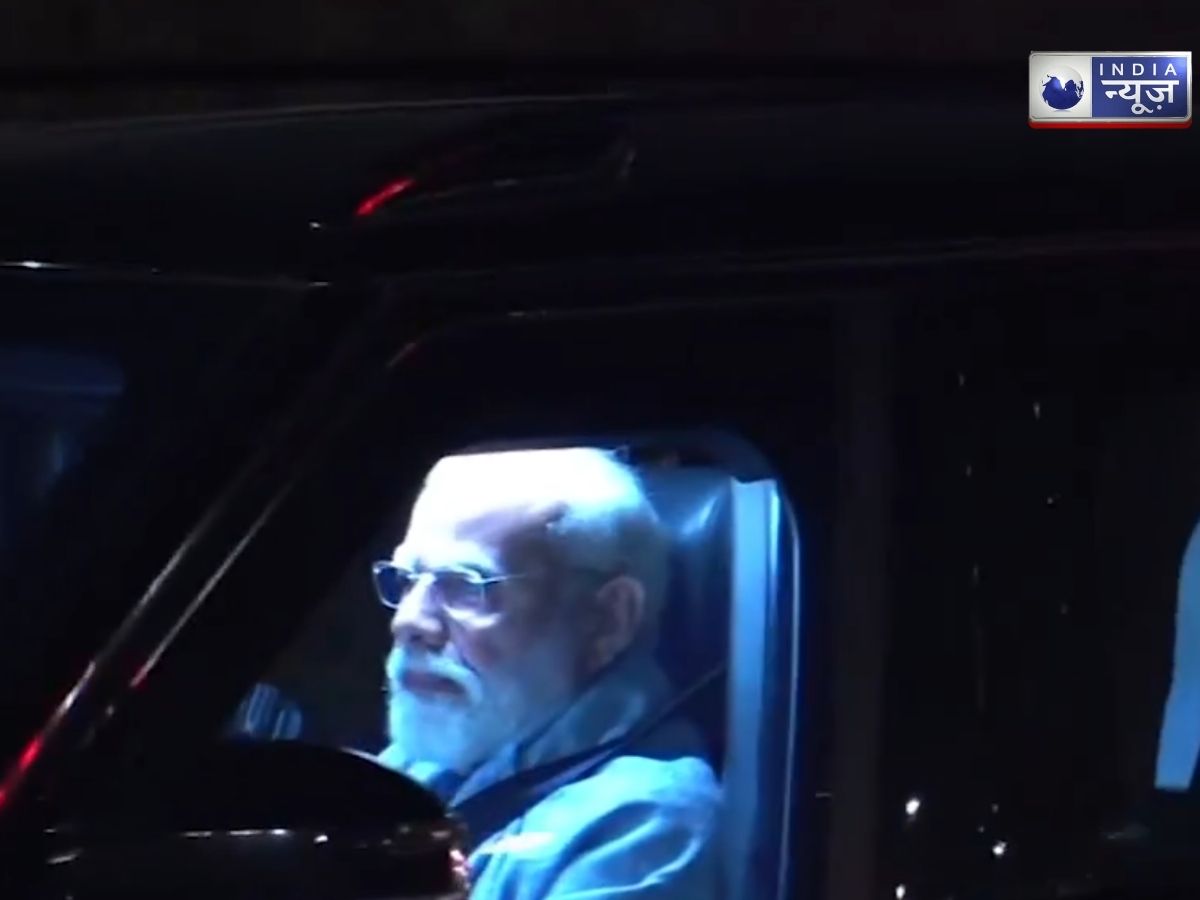 पीएम मोदी रायपुर पहुंचें, एयरपोर्ट पर सीएम विष्णु देव ने किया भव्य स्वागत, DGP–IGP समिट की करेंगे अध्यक्षता