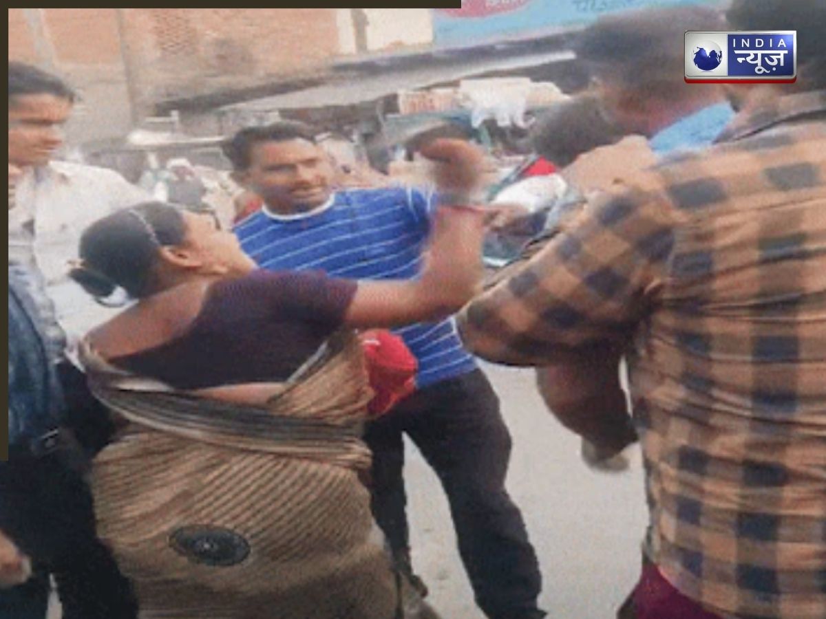 सब्जी मंडी में की अश्लील हरकत, तो महिला ने चप्पल से आरोपी की कर दी जबरदस्त धुनाईं