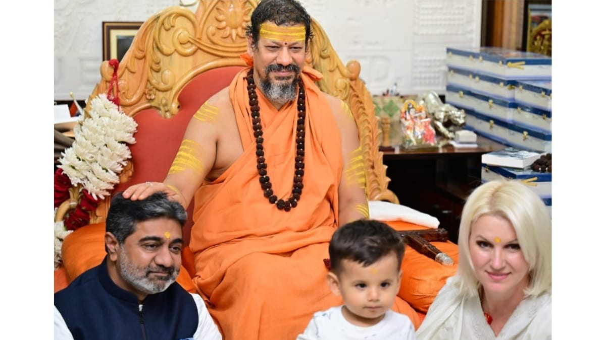 स्वामी कैलाशानंद गिरि जी का संदेश: सनातन धर्म प्रसार, डॉ अभिषेक वर्मा को सम्मान-आशीर्वाद