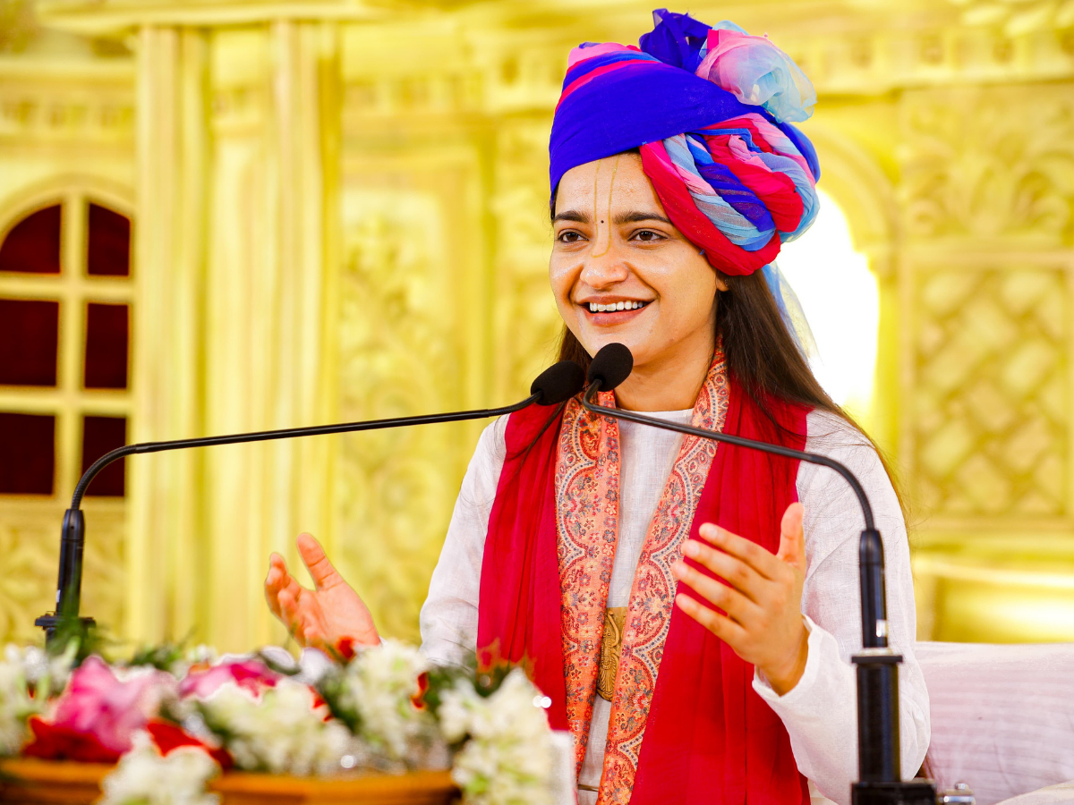 How Much Does Devi Krishna Charge For Conducting A Katha? - Photo Gallery