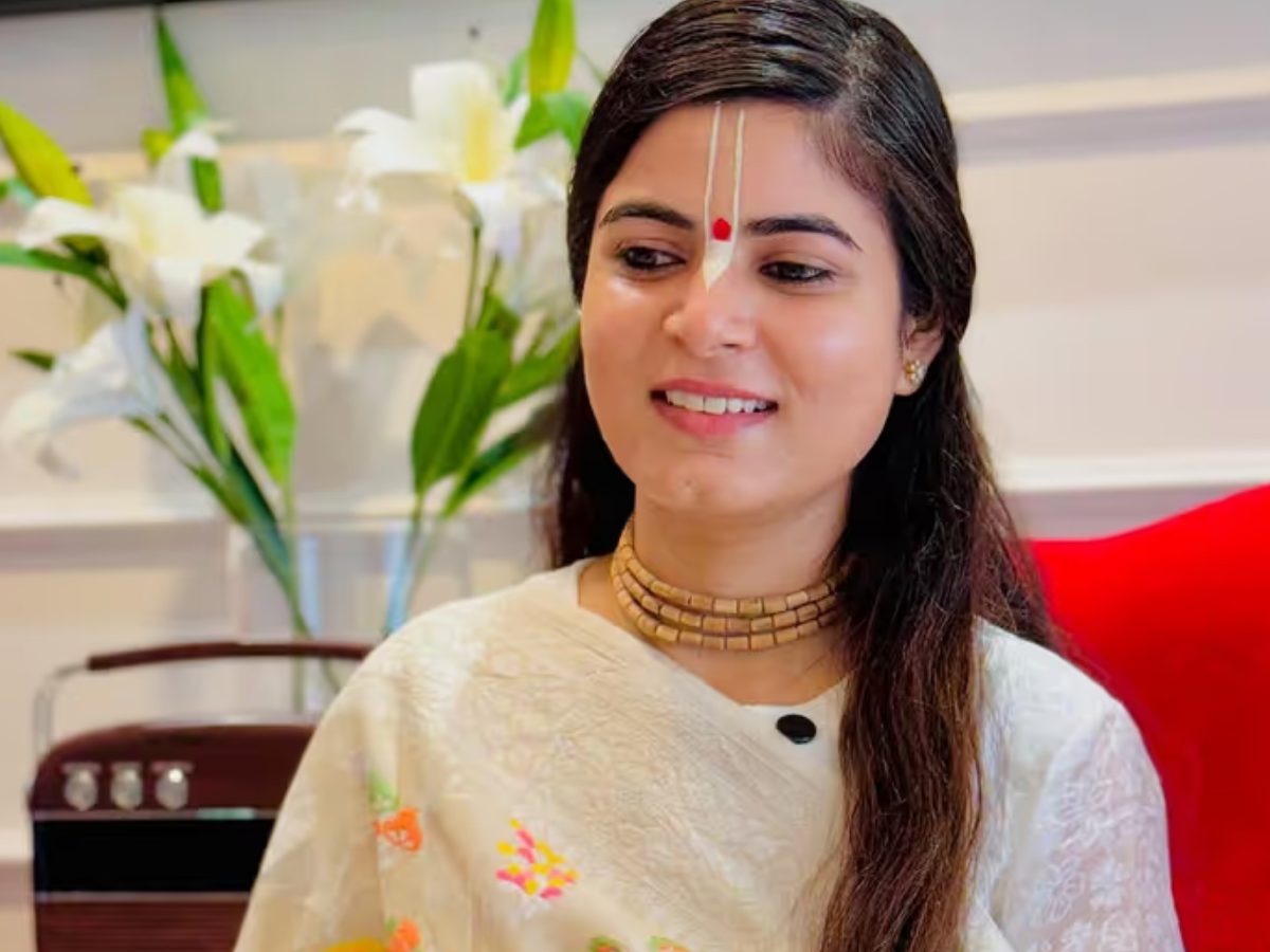 How Much Does Devi Chitralekha Charge For Conducting A Katha? - Photo Gallery