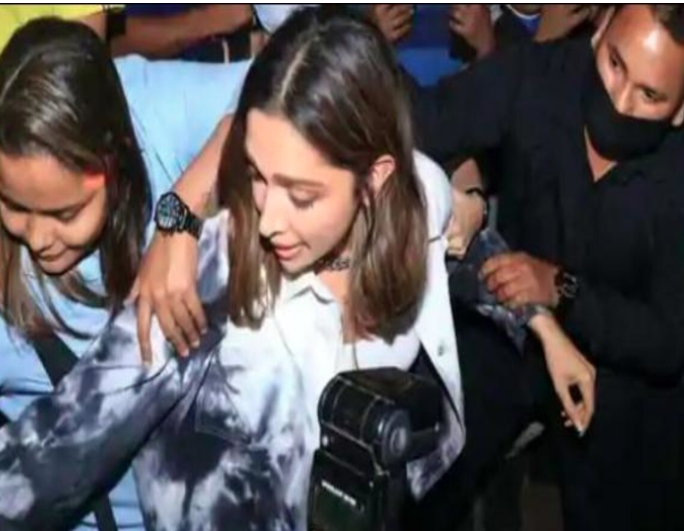 Actors mob by fans - Photo Gallery