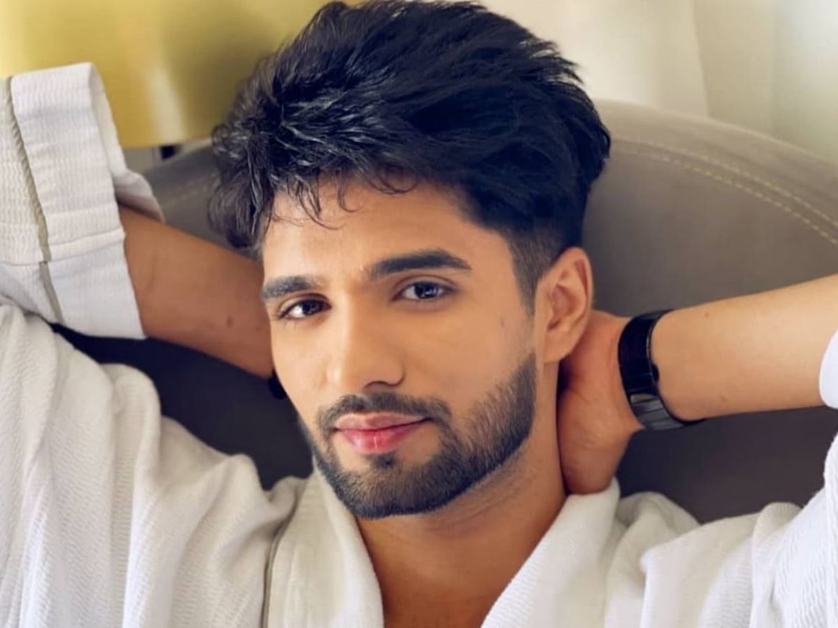 Zeeshan Khan's car met with an accident - Photo Gallery