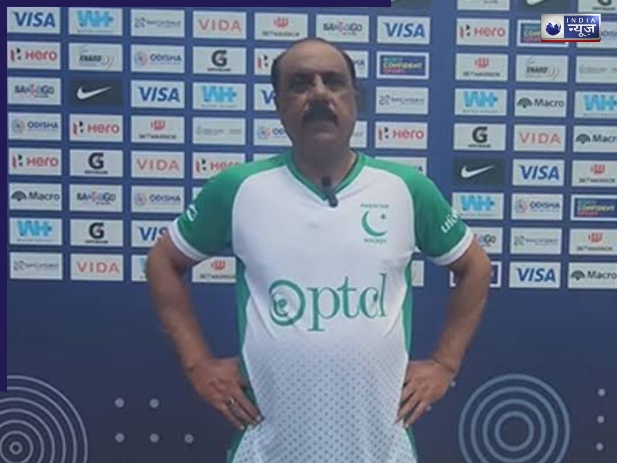 FIH Pro League Incident: विमान में सिगरेट पीते पकड़े गए पाकिस्तान के हॉकी टीम मैनेजर, उतारे गए फ्लाइट से!