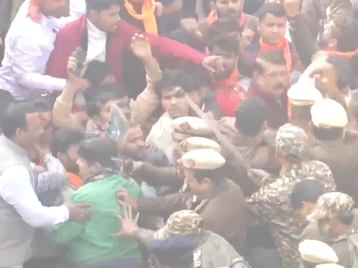 बांग्लादेश में दीपू हत्याकांड को लेकर भारत में बवाल, दिल्ली पुलिस और VHP कार्यकर्ताओं में झड़प; यूनुस सरकार क्यों हुई खफा