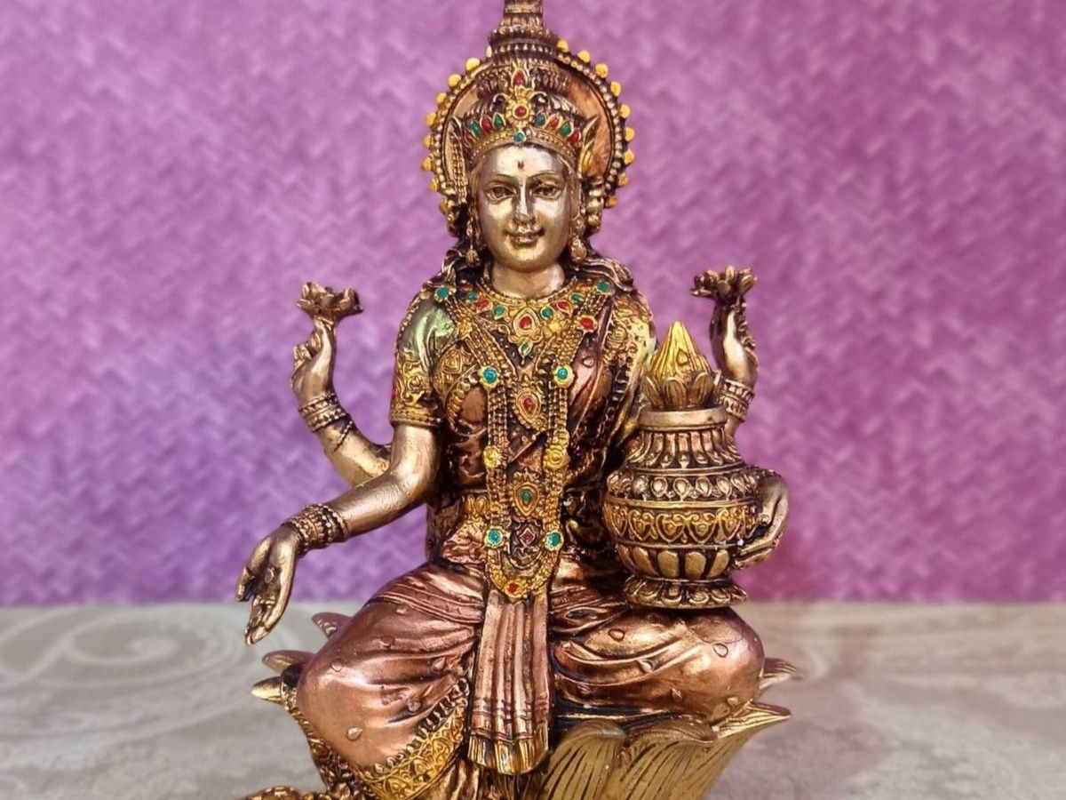 Vastu Tips: घर में आ रही है आर्थिक रुकावट? मां लक्ष्मी की ये मूर्तियां कर देंगी मालामाल, जानिए सही दिशा और नियम