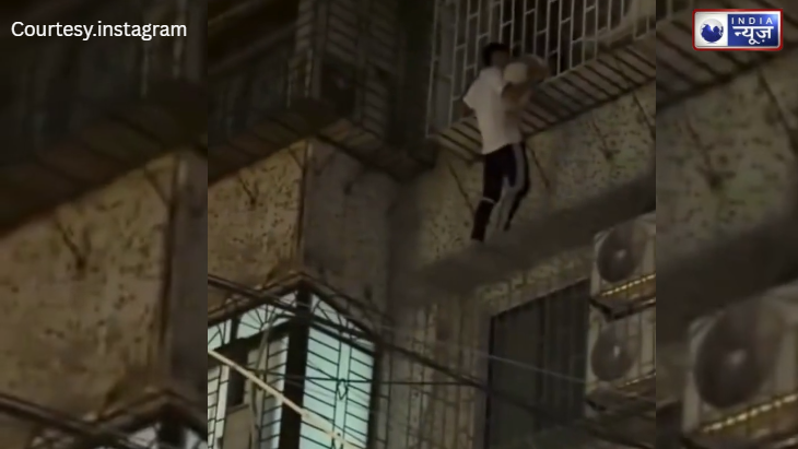 China में जांबाज ने बचाई मासूम की जान! चौथी मंजिल की खिड़की पर लटका था बच्चा, फरिश्ता बनकर आए लड़के