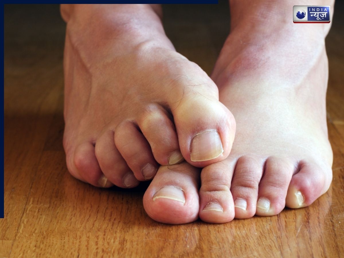 रात ने ठंडे पैरों की वजह से नींद न आने पर आप भी पहनते हैं मोजे तो हो जाएं सावधान