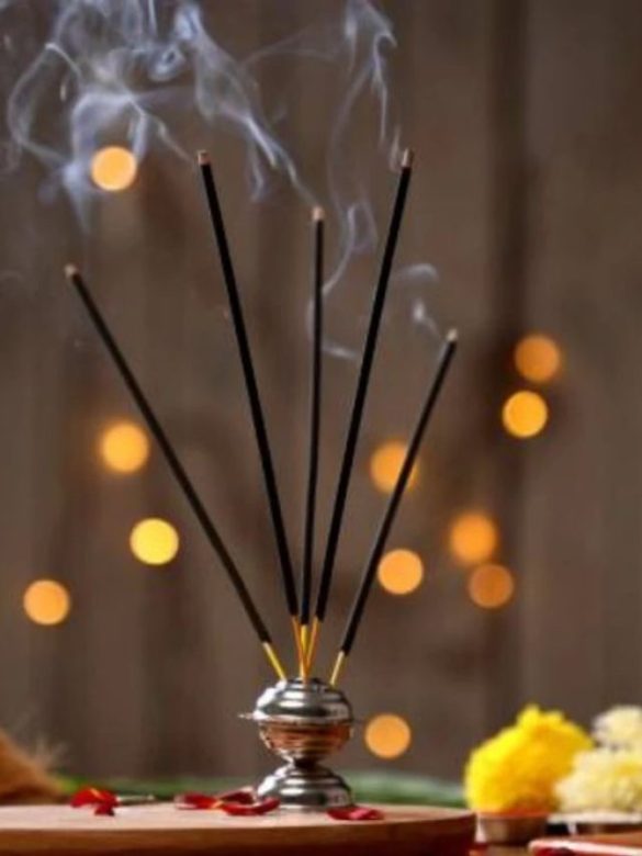 पूजा में अगरबत्ती जलाना शुभ है या अशुभ? जानें यहां