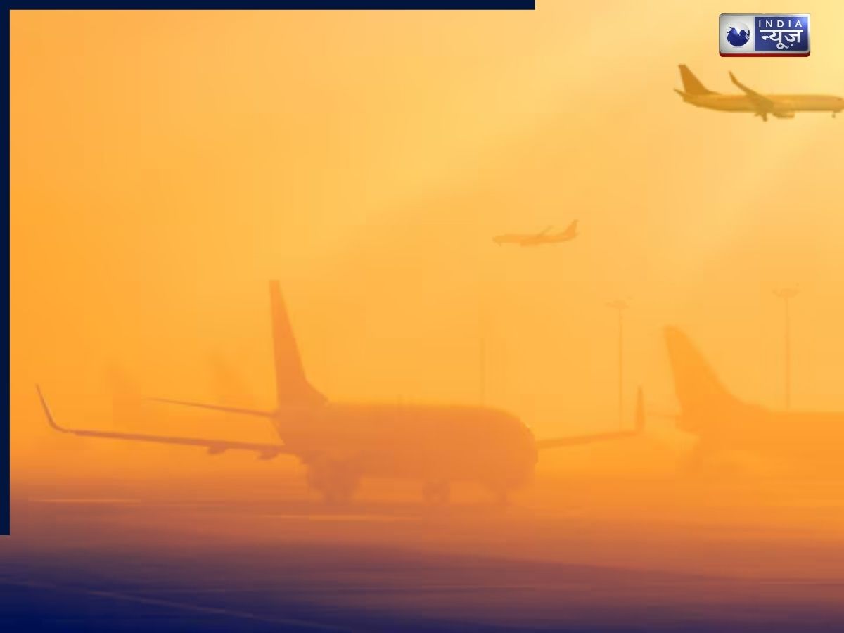 घने कोहरे में गायब हुआ पूरा दिल्ली-NCR, कई ट्रेने और फ्लाइट लेट; एडवाइजरी जारी