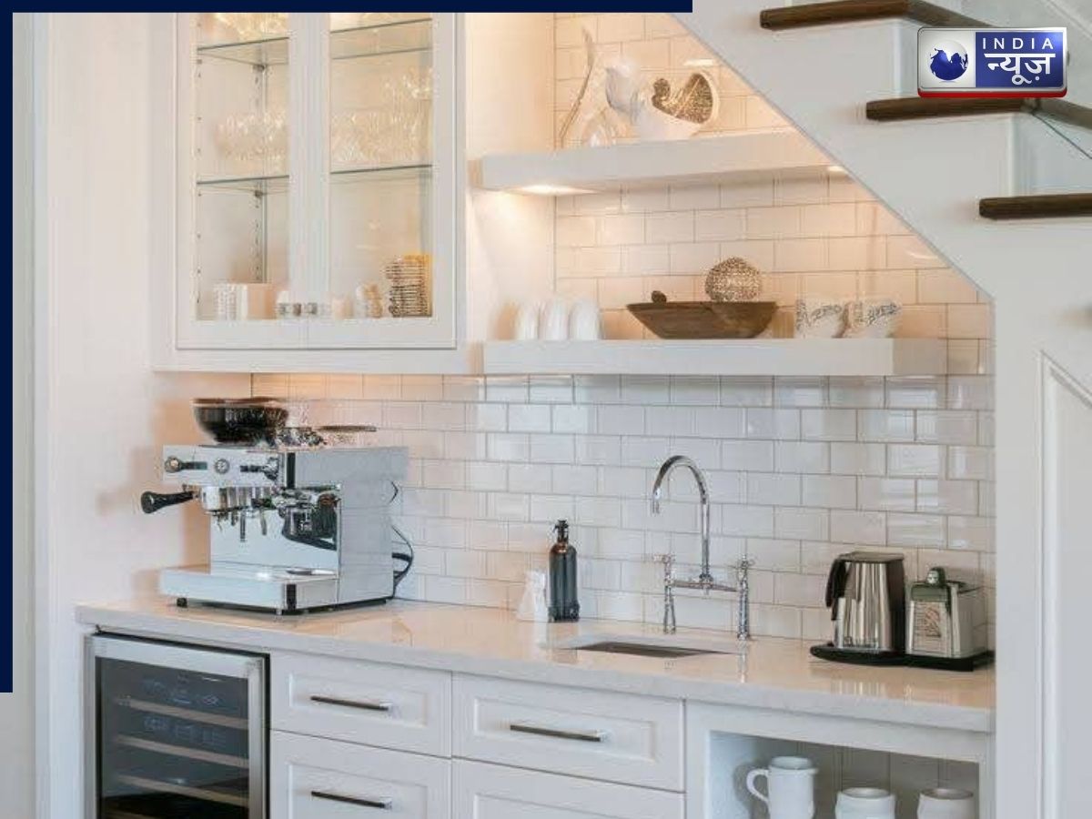 Vastu Alert: इन 4 स्थानों पर चप्पल पहनकर जाना कर सकता है भारी नुकसान, लक्ष्मी की कृपा हो जाती है दूर