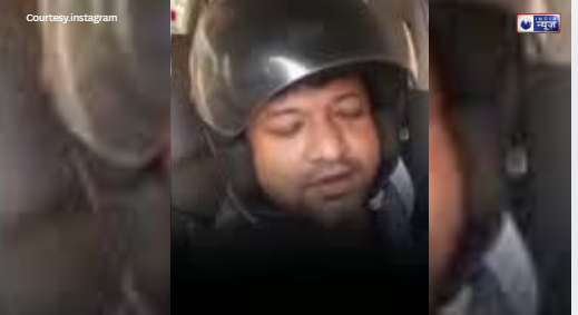 Viral Video: जुर्माने से बचने के लिए! आगरा के शिक्षक ने कार चलाते हुए पहना हेलमेट, जानें क्या है पूरा मामला?