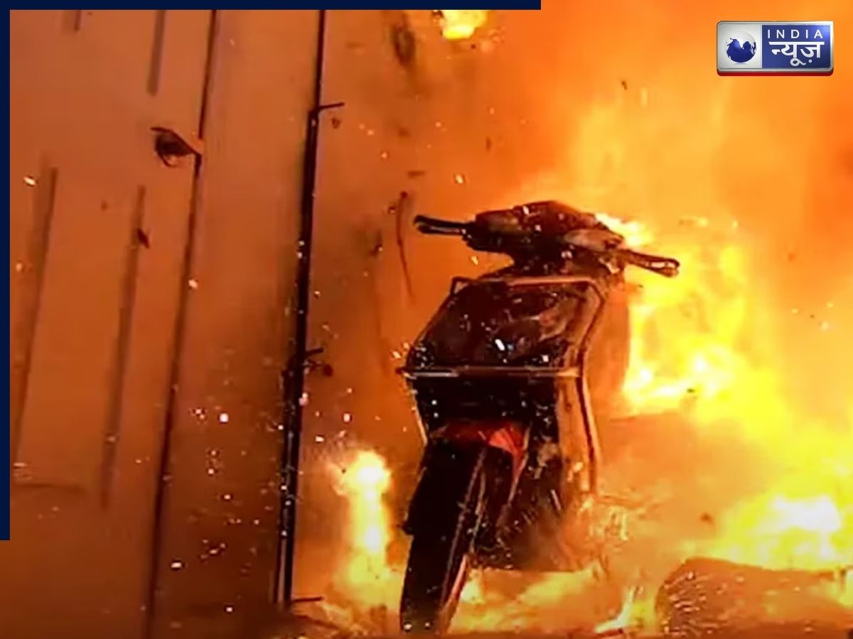 इलेक्ट्रिक स्कूटर में आग लगने की घटनाएं 70% कम, नए बैटरी सेफ्टी नियमों ने इसे कैसे संभव बनाया