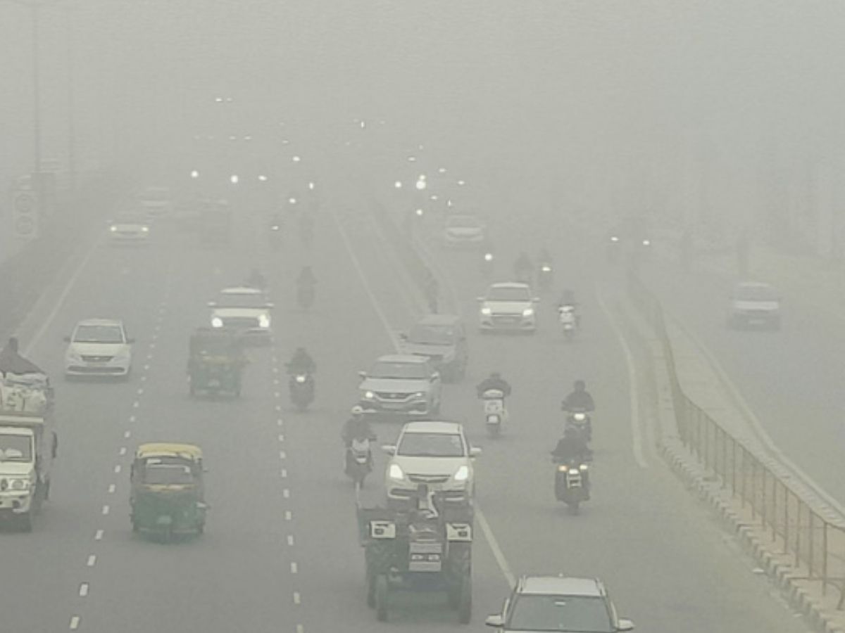 Fog Safety Tips: कोहरे में वाहन चलाने से पहले नोट कर लें 10 टिप्स, ये 3 गलतियां पड़ सकती हैं बहुत भारी