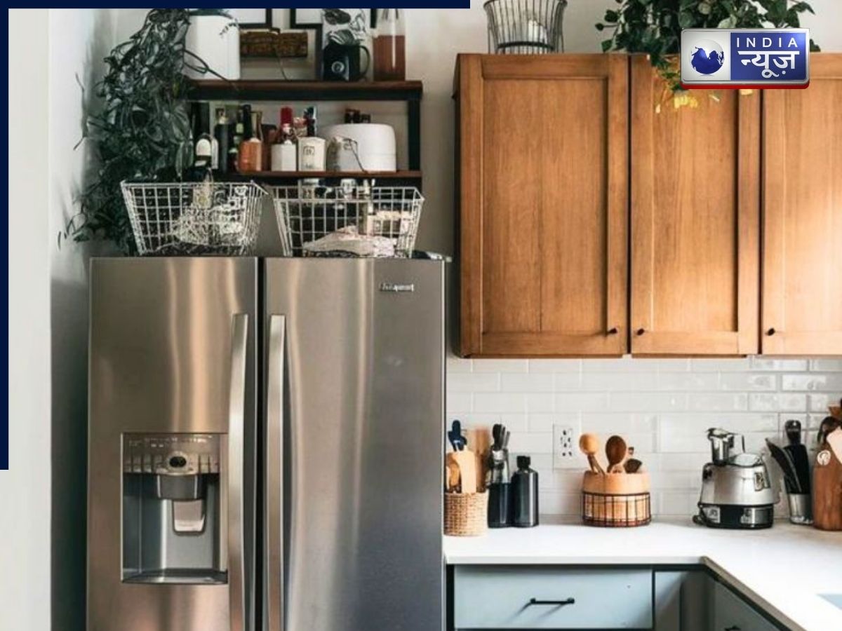 Vastu Tips: घर में नेगेटिव एनर्जी और पैसों की कमी? हो सकता है फ्रिज के ऊपर रखा हुआ ये सामान,भूलकर भी न करें ये गलती