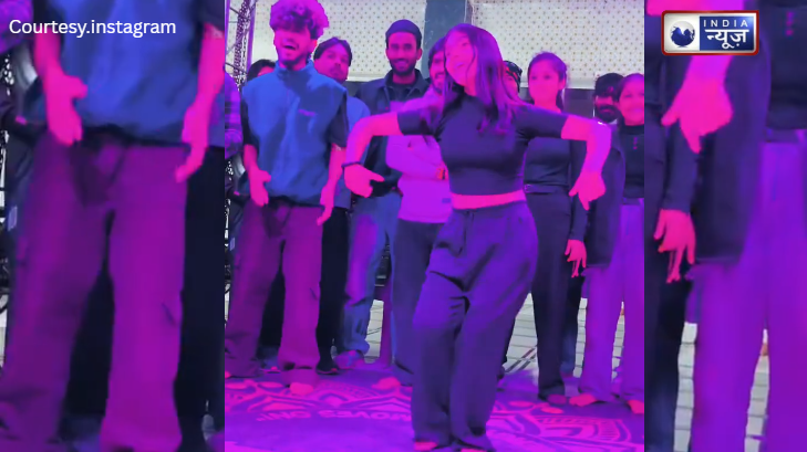 स्टेज पर उतरी ‘बिजली’: लड़की ने ‘लटके-झटके’ से मचाया कोहराम; दिल थाम कर देखते रहे गए लोग