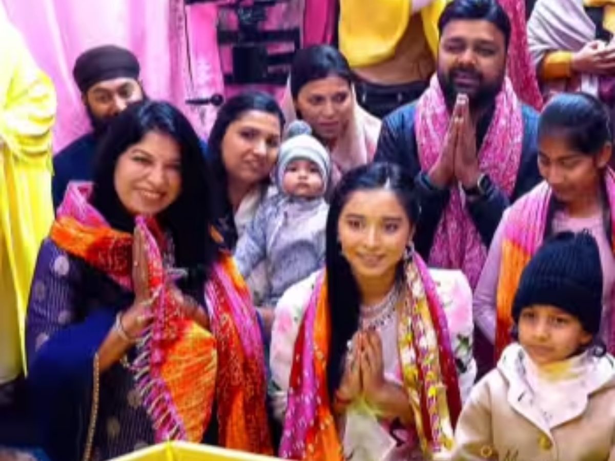 Celebrities Who visited Premanand Ji: अनुष्का-विराट से तान्या मित्तल तक, इन फेमस सेलेब्स ने लिया प्रेमानंद जी महाराज का आशीर्वाद - Gallery Image