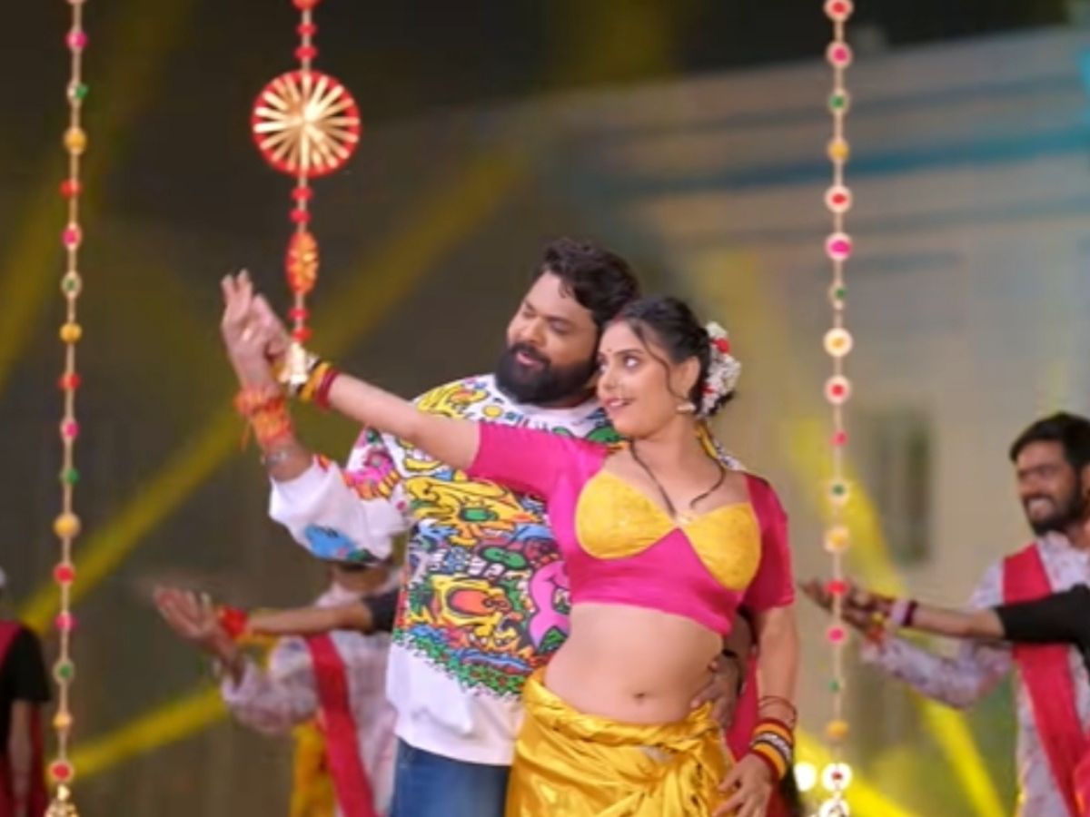 Samar Singh के नए भोजपुरी गाने Kiss Karihaiya Mein ने यूट्यूब पर उड़ाया गर्दा! हसीना की कमर को कसकर पकड़ कर किया Kiss, हुए बेकाबू - Photo Gallery