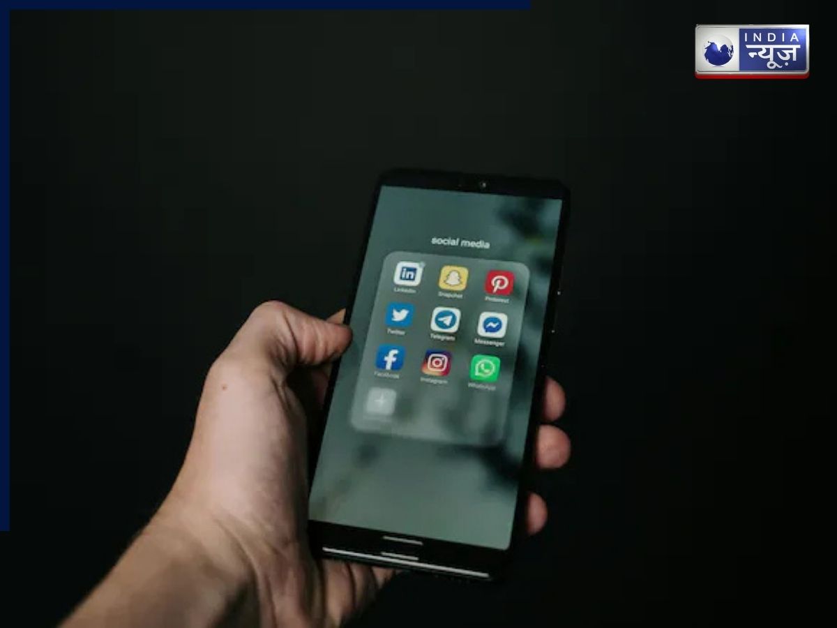 क्या इनकम टैक्स ऑफिसर आपके बैंक, सोशल मीडिया अकाउंट्स को एक्सेस कर सकते हैं? जानें क्या है पूरा सच