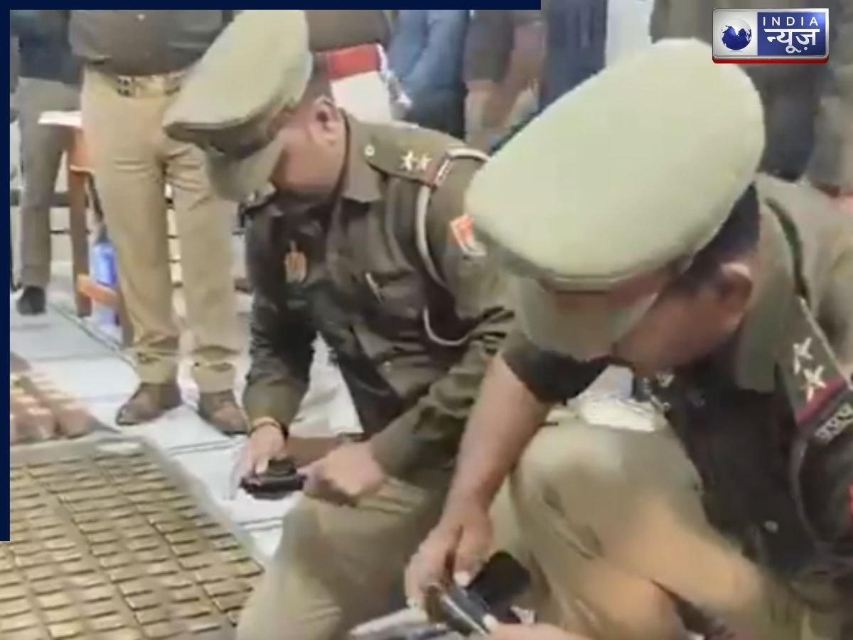 यूपी में DCP के इंस्पेक्शन में दरोगा की हुई बुरी तरह फजीहत, पिस्टल का लॉक खोलने में हुए फेल, देखें वीडियो