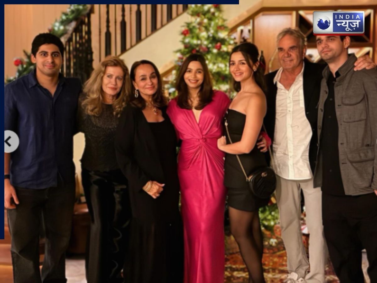 Shaheen Bhatt Shares Alia Bhatt Christmas Party Picture - Photo Gallery