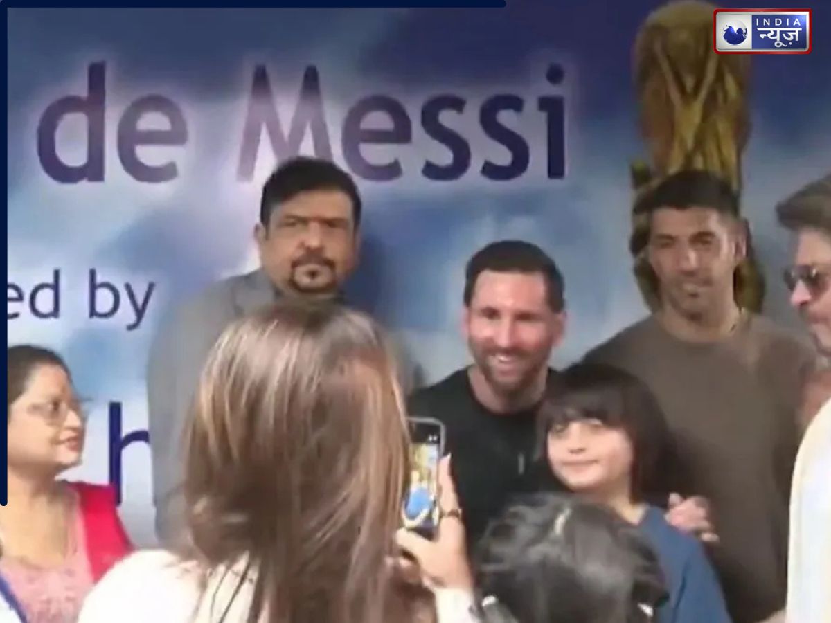 Lionel Messi ने अबराम खान के साथ खिंचवाई फोटो, शाहरुख का रिएक्शन देख रह जाएंगे दंग; वीडियो वायरल