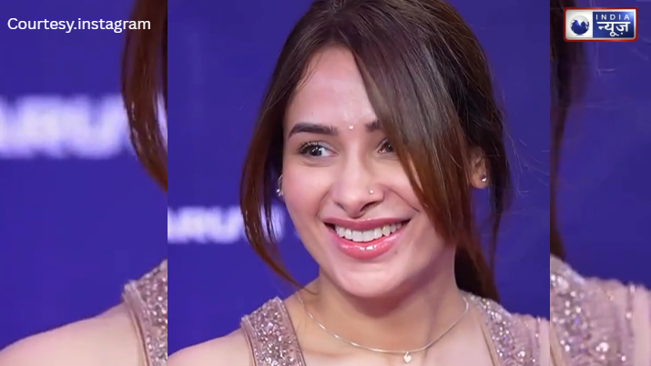 Mahira Sharma के साड़ी अवतार ने फैंस के दिलो में लगाई आग, खूबसूरती देख बेहोश हुए चाहने वाले